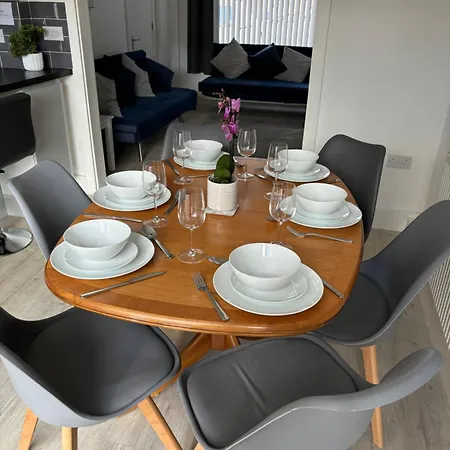 Stylish 3 Bedroom House * Whitchurch (Somerset)