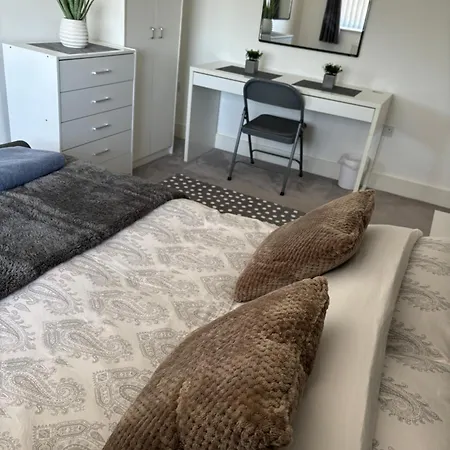 Stylish 3 Bedroom House * Whitchurch (Somerset)